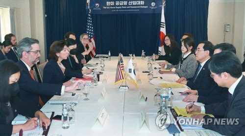 한미 공급망 산업대화 참석한 이창양 장관   이창양 산업통상자원부 장관이 지난달 27일(현지시간) 미국 워싱턴 D.C. 윌라드호텔에서 지나 러몬드(Gina Raimondo) 미국 에너지부 장관을 비롯한 한-미 양국 정부대표단이 참석한 가운데 열린 '한미 공급망 산업대화'에 참석해 있다.  [산업통상자원부 제공]